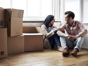 couple-heureux-déménagement-cartons