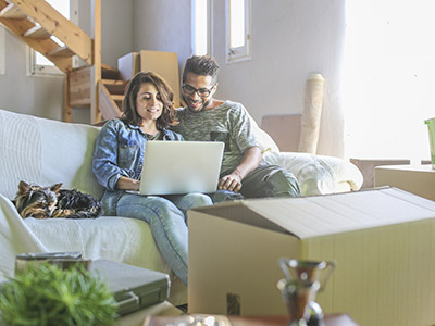 déménagement-couple-ordinateur